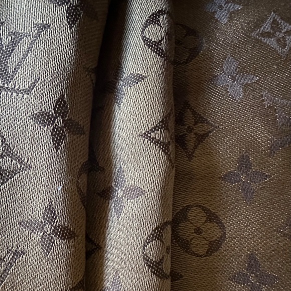LOUIS VUITTON Monogram Classic Shawl - NEW - Picture 8 of 16